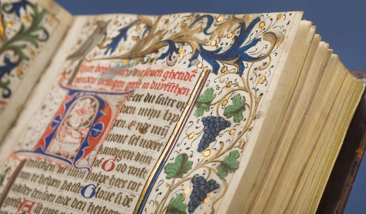 Elke dinsdag komen hier de museumboeken uit de kast en mag jij er in bladeren